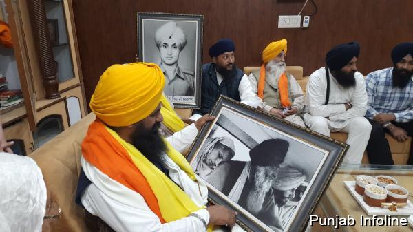 ਗਿਆਨੀ ਕੁਲਦੀਪ ਸਿੰਘ ਗੜਗੱਜ ਨੇ ਸ਼ਹੀਦ ਭਾਈ ਸਤਵੰਤ ਸਿੰਘ ਦੇ ਪਰਿਵਾਰ ਨਾਲ ਕੀਤੀ ਮੁਲਾਕਾਤ
