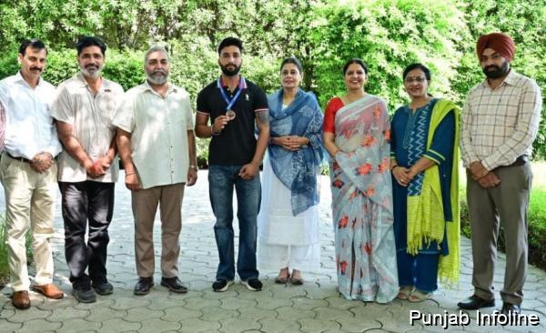 Guru Nanak National College  Doraha wins gold medal in powerlifting  