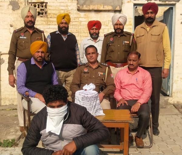 सीआईए रेलवे पुलिस ने आठ देसी पिस्तौलऔर आठ मैगजीन सहित एक व्यक्ति को काबू किया