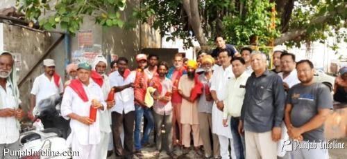 रिक्शा व रेहड़ी चालकों को बांटी पानी की बोतलें