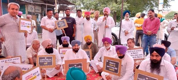 ਸਾਬਕਾ ਵਿਧਾਇਕ ਕੰਬੋਜ ਦੀ ਅਗੁਵਾਈ ਹੇਠ ਕਾਂਗਰਸੀ ਵਰਕਰਾਂ ਨੇ ਅਗਨੀਪਥ ਯੋਜਨਾ ਖ਼ਿਲਾਫ਼ ਕੀਤਾ ਪ੍ਰਦਰਸ਼ਨ