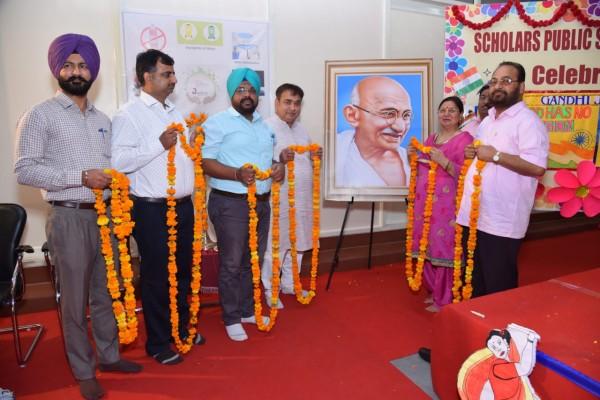 स्काॅलर्ज़ पब्लिक स्कूल के शिक्षकों एवम् छात्रों ने गाँधी जयंती पर प्लास्टिक, पालिथिन का प्रयोग न करने तथा स्वच्छता की ली शपथ